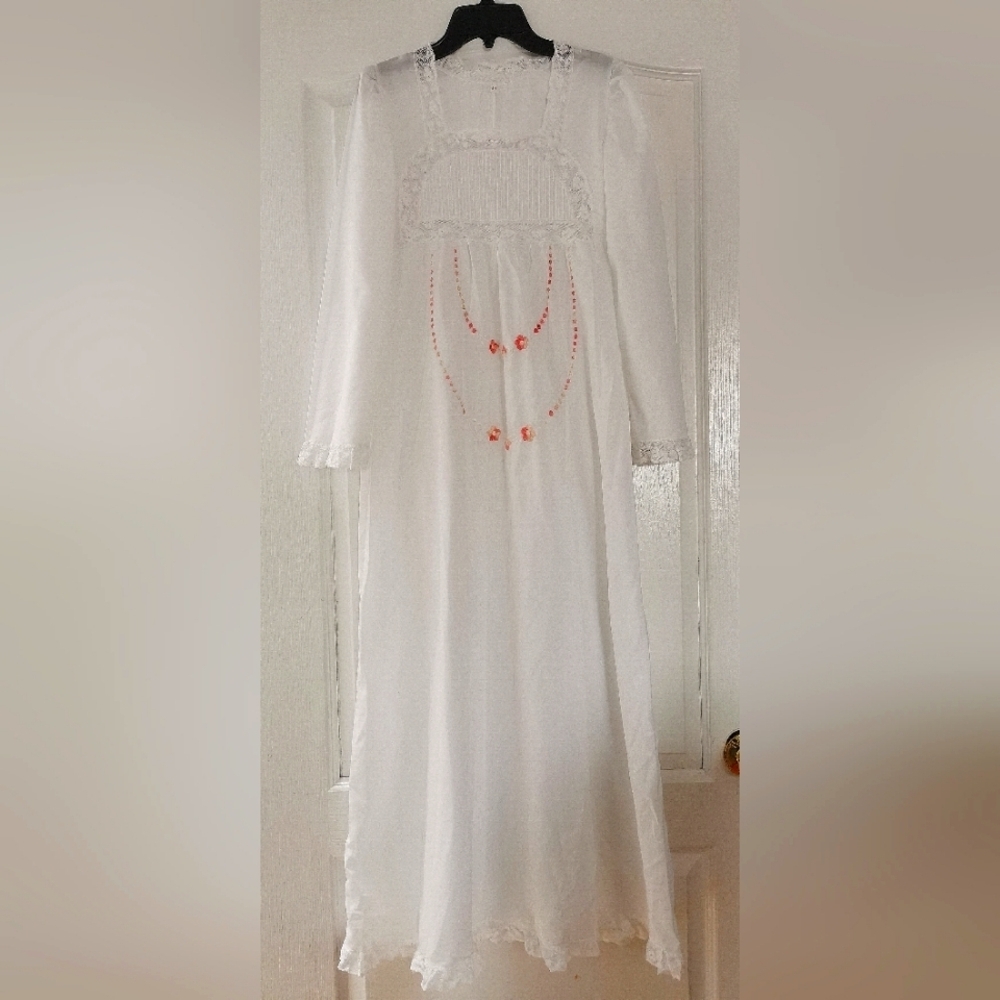 Vintage white Sleepwear size 44 european 17" ptp xs/small
